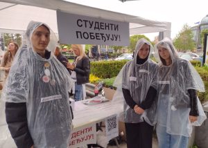 Više nalepnica na banderi nego što je na njoj „registrovano” SNS glasača iz Republike Srpske: Akcija „Studenti pobeđuju” u Kragujevcu (FOTO)