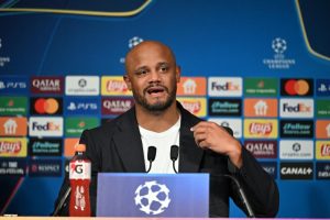 PALO DEVET GOLOVA, BAJERN IZGUBIO, A KOMPANI ODUŠEVLJEN – IGROM U ODBRANI?! Trener velikana iz Minhena sve iznenadio posle epskog spektakla!