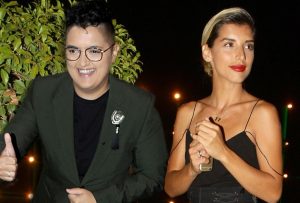 AUU KAKVA FOTKA! Jovana Pajić golih grudi pored Marije Šerifović, drži ih  u rukama dok pevačica presrećno gleda