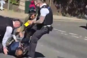 TERORISTA KRENUO NOŽEM NA LONDONSKE POLICAJCE, PA GA IŠUTIRALI U GLAVU: Ovo je trenutak kada je pao muškarac koji je izbo Jevreje (VIDEO)