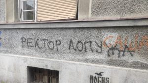 Vučićevim medijima se ne veruje, pa zato lojalisti moraju u tri smene da ispisuju uvredljive grafite