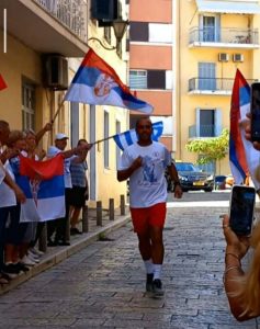 U sećanje na najmlađeg podoficira Velikog rata i iskrcavanje srpske vojske: Lozničani predvođeni Aleksandrom Kikanovićem na Krfu odaju počast herojima (FOTO)