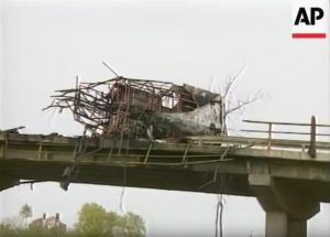 ZA NJIH SU UBIJENI SRBI SAMO „TRI TAČKE“ – Krvavi prvi maj u Lužanima, dan kada je NATO raketirao autobus pun civila i ugasio 46 života (FOTO/VIDEO)