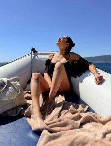 CEO REGION IMAO NJENE GOLE SLIKE, A MUŽU ZAPALILI KOLA: Šuškalo se da ju je ostavio, voditeljka se sada oglasila i pokazala kako uživa: Baškari se usred mora