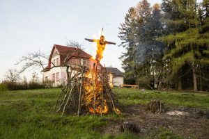 ŽIVU JE SPALILI ZBOG „CRNE MAGIJE“, A ONDA PREŠLI NA DETE: Rulja vrelim noževima mučila njenu ćerku (6): Jeziva sudbina žene žrtvovane ludilu „lova na veštice“